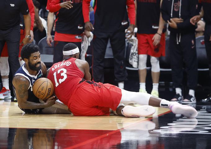 Kyrie Irving in Bam Adebayo v boju za žogo. | Foto: Reuters