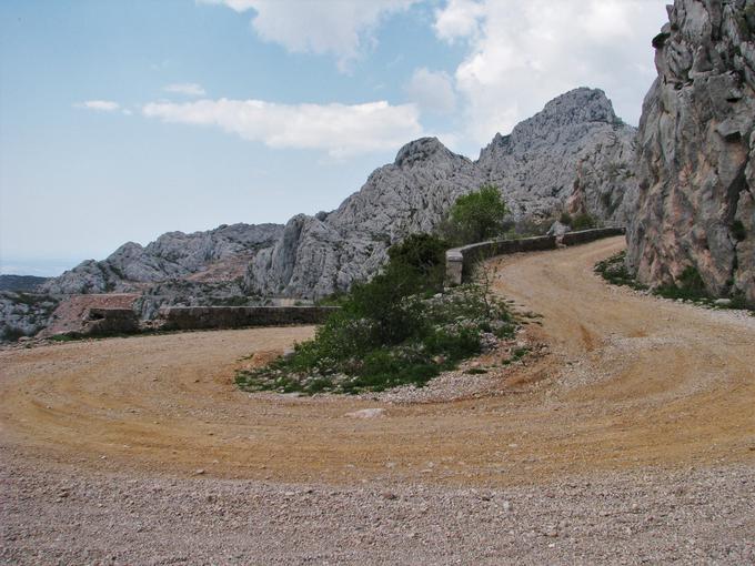 Med vijuganjem z največ 5,5-odstotnim naklonom se Majstorska cesta spušča proti Obrovcu. | Foto: Aleš Črnivec