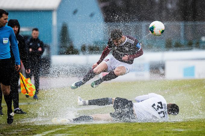 "Vaterpolo" v Kranju se je razpletel brez zmagovalca. | Foto: Grega Valančič / Sportida