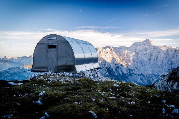 Bivak II je znan tudi kot kralj med slovenskimi visokogorskimi bivaki.  | Foto: Anže Čokl