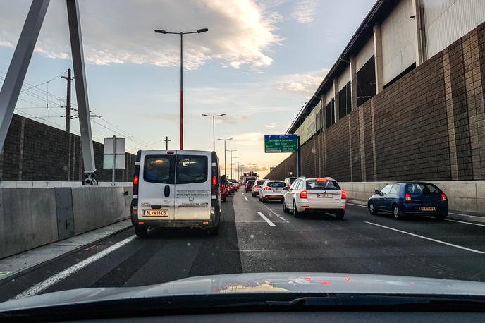 Reševalni pas | Za voznike, ki ne vzpostavijo reševalnega pasu ali vozijo po vzpostavljenem reševalnem pasu, je zdaj predvidenih 200 evrov globe. | Foto Gašper Pirman