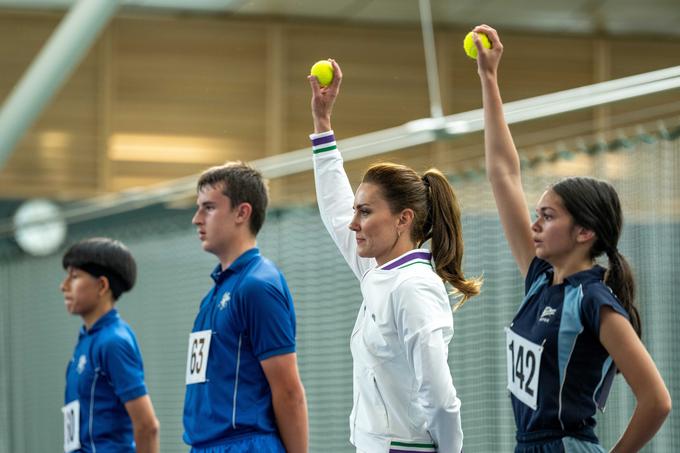 Kate Middleton v vlogi pobiralke žogic. | Foto: Guliverimage