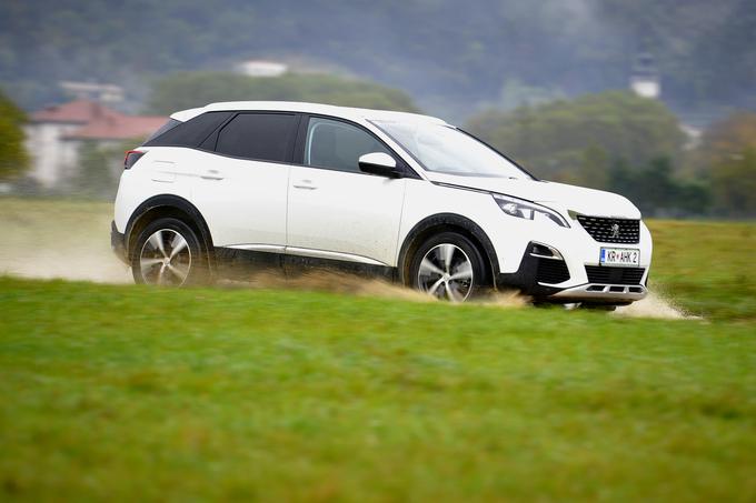 Peugotovi SUV so popolnoma nezahtevni za uporabo in opremljeni s sodobnimi prožnimi motorji BlueHDi in PureTech z veliko navora, ki omogočajo zmogljivo in varčno vožnjo hkrati. Imajo posluh za okolje (Euro 6). Z nizko porabo goriva, daljšimi servisnimi intervali in petletnim jamstvom suvereno obvladujejo nizek lastniški stroškovnik. | Foto: Jure Gregorčič