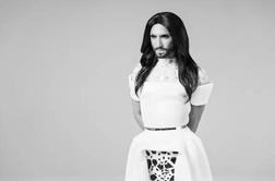 Conchita Wurst v poročni obleki predstavlja novo pesem