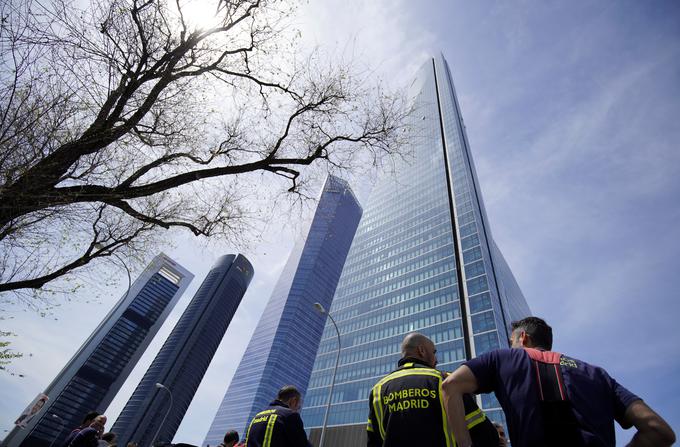 Zaradi grožnje so stolpnico Torrespacio v španski prestolnici evakuirali.  | Foto: Reuters