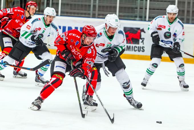 Olimpija in Jesenice, ki se danes priključujeta bojem za DP, bi se morala po prvotnem načrtu za pokalno lovoriko udariti že decembra. A se še nista. Kdaj se bosta, ni znano. | Foto: HDD Jesenice, Drago Cvetanovič