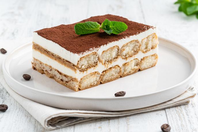 tiramisu, sladica | Po izročilu naj bi bilo ime tiramisu, ki v prevodu pomeni nekaj podobnega kot "dvigni me", prvič uporabljeno leta 1970 v restavraciji La Beccherie v Trevisu. | Foto Shutterstock