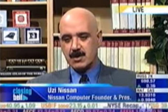 Uzi Nissan meni, da ga je branjenje spletne strani nissan.com v osmih letih stalo okrog tri milijone ameriških dolarjev. Ne le, da je moral plačevati odvetniške storitve, močno je trpel tudi njegov posel. Ljudje niso želeli blaga in storitev prodajalca, ki se je ravsal z enim od največjih proizvajalcev avtomobilov na svetu. Obenem tudi Uzi sam ni imel časa za ukvarjanje s svojimi podjetji, saj ga je ogromno namenil študiju sodne literature. Obravnave so bile na sporedu namreč vsak teden. Na fotografiji je Uzi Nissan med enim od zelo redkih intervjujev, v katerega je privolil leta 2006. | Foto: YouTube