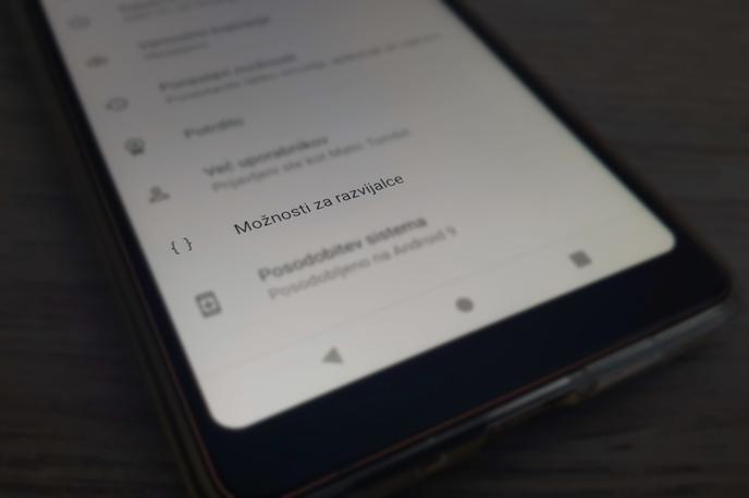 Možnosti za razvijalce, Android | Večina nastavitev v meniju Možnosti za razvijalce je, kot pove že njegovo ime, namenjenih razvijalcem aplikacij za operacijski sistem Android, a nekatere bodo zanimive tudi povprečnim uporabnikom, saj lahko izboljšajo ali pospešijo delovanje njegovega telefona. | Foto Matic Tomšič