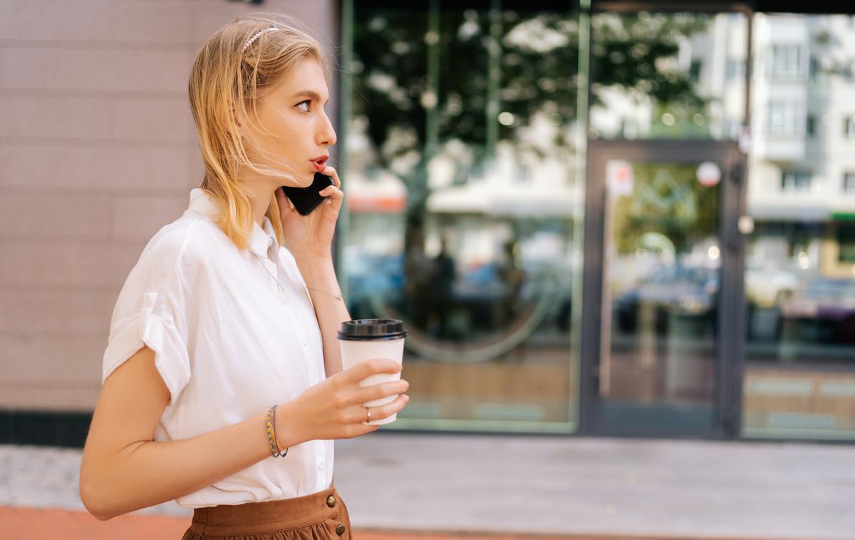 ženska, dekle, telefon, poletje | Foto Shutterstock