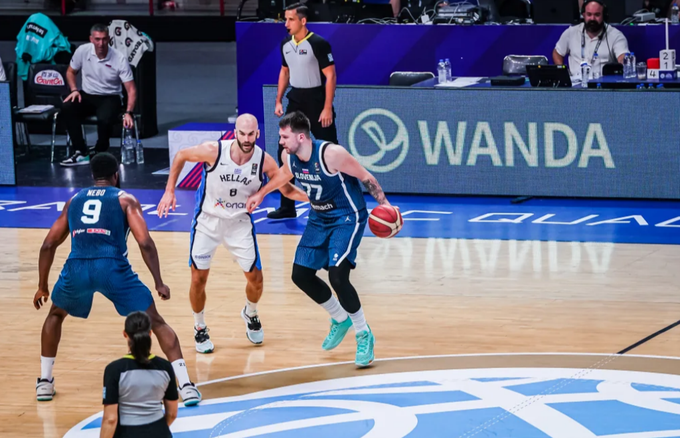 Luka Dončić je v prvem polčasu dosegel deset točk. | Foto: FIBA