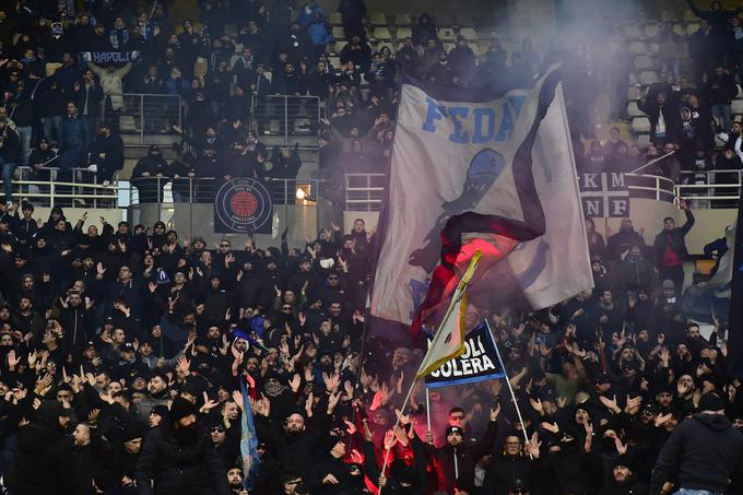 Navijači Napolija, ki so pred šestimi meseci proslavljali naslov državnega prvaka, so bili zelo nezadovoljni po visokem porazu v Torinu. | Foto: Reuters