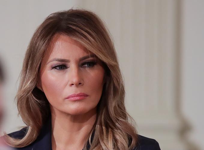 V obdobju Trumpovega predsednikovanja so lahko Američani tudi izvedeli, zakaj je Melania pogosto tako mrkega obraza, namesto da bi bila nasmejana. Ameriška novinarka Kate Bennet je v svoji knjigi Svobodna, Melania Američane podučila, da je to del slovenske kulture in da se Slovenci ne smejejo brez razloga. | Foto: Reuters