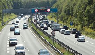 Gneča na cestah. Na dolenjski avtocesti znova vožnja v napačno smer.