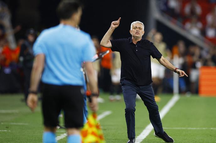 finale evropske lige Sevilla Roma Jose Mourinho | Temperamentni Portugalec Jose Mourinho je dočakal kazen zaradi obnašanja po finalu evropske lige. | Foto Reuters