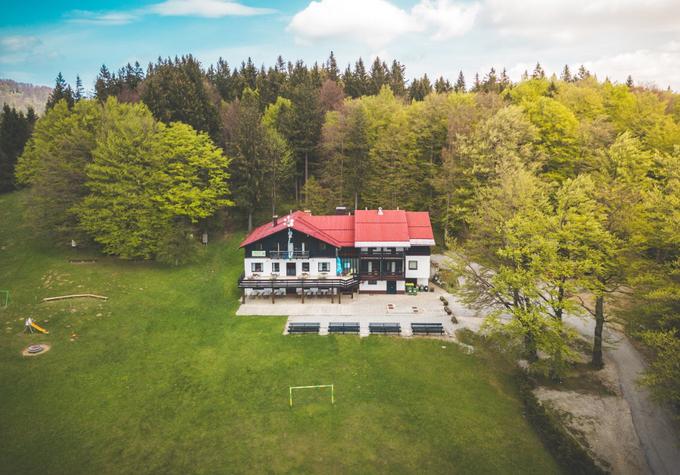 S planinskim domom, ki ima rudarske korenine, imata smele načrte. | Foto: Nejc Gostinčar