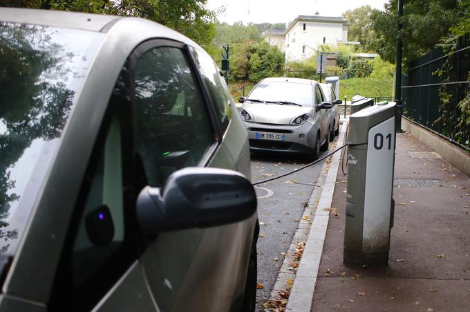 Autolib ima skoraj 127 tisoč registriranih uporabnikov. Ti lahko v Parizu in predmestju avtomobile vzamejo in vrnejo na nekaj več kot tisoč postajah. | Foto: Miha Lenič