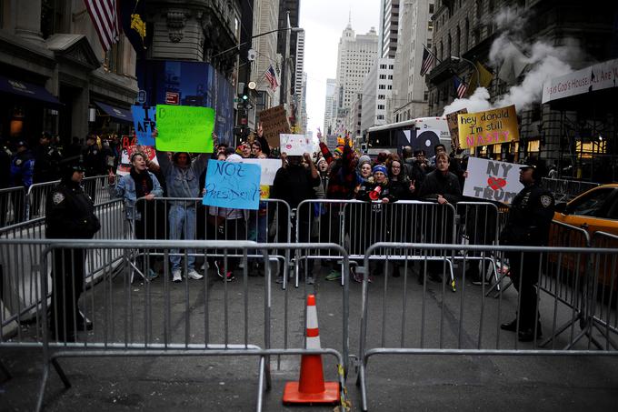 Okoli Trumpove stolpnice so že sedaj številne varnostne pregrade, ogromno je tudi policistov zaradi nenehnih demonstracij proti Donaldu Trumpu. | Foto: Reuters