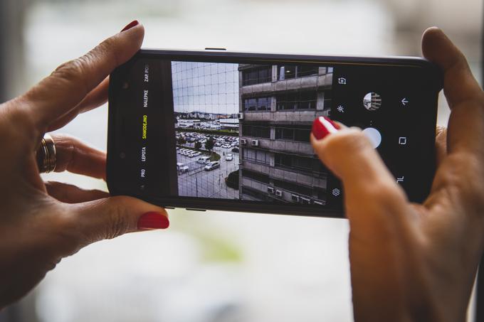 Ob dobrih svetlobnih pogojih fotografijam ni kaj pripomniti, ko pa so razmere manj kot idealne, so rezultati lahko še vedno dobri - ali tudi ne več. | Foto: Bojan Puhek