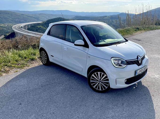 Nasprotje volkwagna ID.4 in tesle je Renaultov električni twingo, ki ga izdelujejo v Novem mestu. Žal za njegovo najcenejšo različico ni na voljo polna subvencija Eko sklada. | Foto: Gregor Pavšič