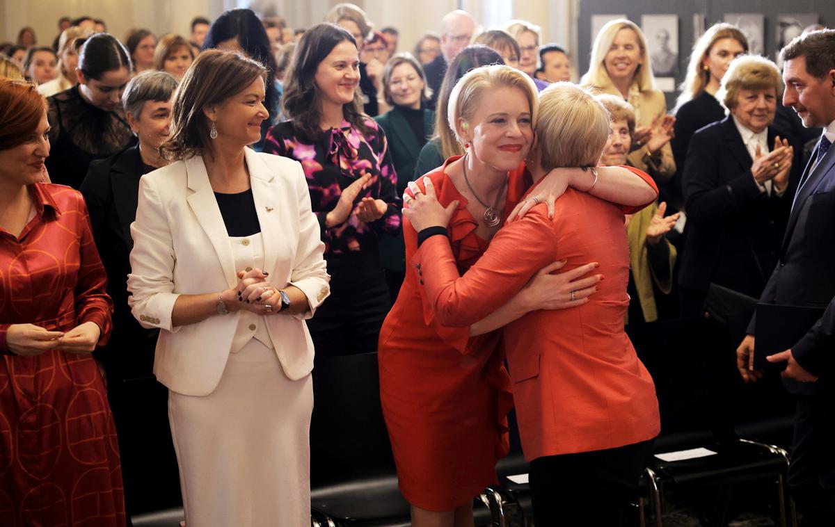 Mednarodni dan žensk, predsedniška palača, Nataša Pirc Musar | "V zadnjih letih lahko opažamo razmah gibanj in stališč proti teoriji spola, proti politiki enakosti spolov in feminizmu," je opozorila predsednica in dodala, da je to realnost tudi v Sloveniji, kjer tradicionalne vloge in pričakovanja še vedno ali pa zopet vplivajo na razdelitev družinskih obveznosti. | Foto Daniel Novakovič/STA