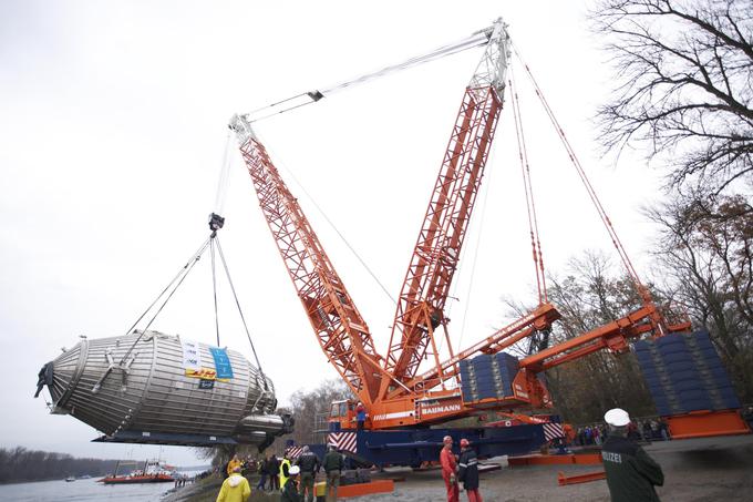 V kraju Leopoldshafen so komoro z ladje dvignili z enim najmočnejših žerjavov, kar jih uporabljajo v nemški industriji in gradbeništvu. | Foto: katrin.kit.edu