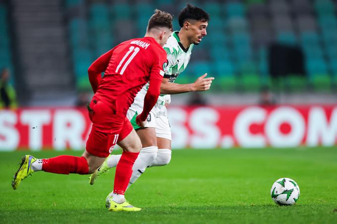 Olimpija proti severnoirskemu Larneju. | Foto: Aleš Fevžer