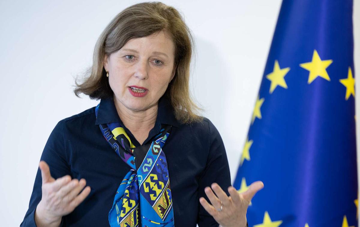 Vera Jourova, Asta Vrečko | Podpisnike − gre za 44 spletnih platform, oglaševalskih podjetij in nevladnih organizacij − je pozvala k ukrepanju v zvezi z umetno inteligenco. | Foto Reuters