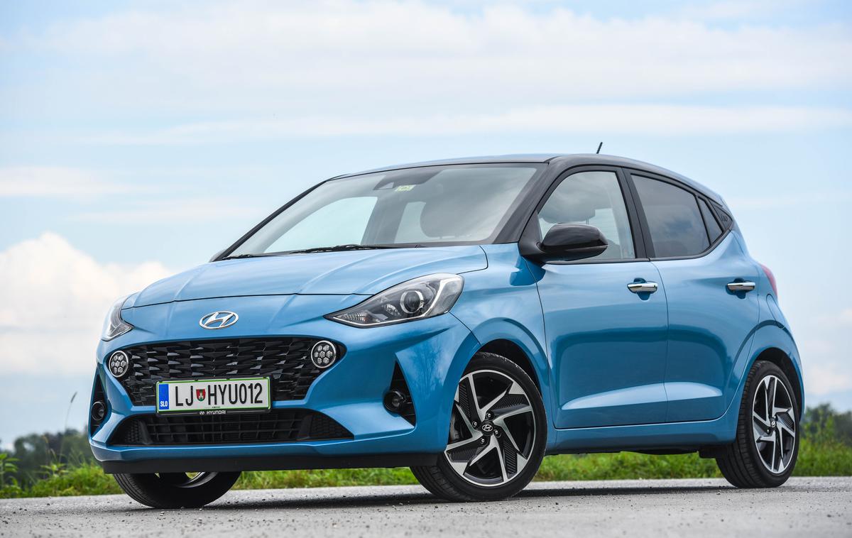 Hyundai i10 | i10 ustreza pravilom za oblikovanje mestnih vozil. To so predvsem prikupna atraktivna pojava z izstopajočimi podrobnostmi (dnevne "ledice", utripalke v ogledalih, lita platišča, dvobarvna karoserija …). | Foto Gašper Pirman