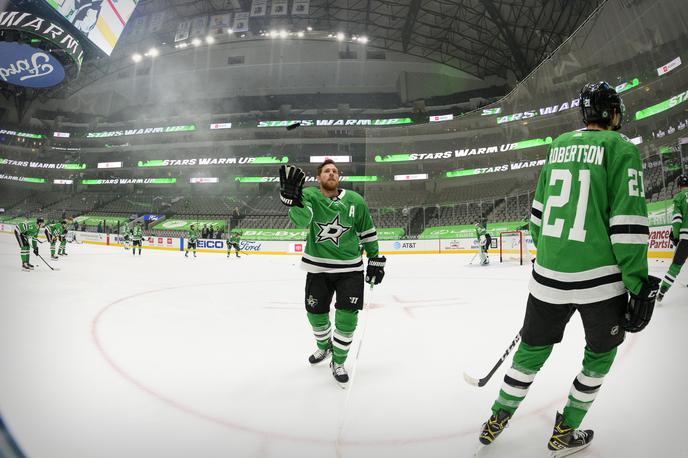 Joe Pavelski Dallas Stars | Hokejist Dallasa Joe Pavelski, ki je bil sopodajalec tudi pri zmagovitem zadetku Dallasa, je tako obdaril enega izmed navijačev s ploščkom. | Foto Reuters