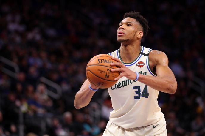 Giannis Antetokounmpo | Koronavirus je zaustavil tudi ligo NBA. Pri tem bodo velik izpad dohodka čutili številni pogodbeni delavci, ki skrbijo za nemoten potek tekem in spremljevalnih dogodkov. Številni zvezniki lige so se odločili, da jim s finančno injekcijo vsaj nekoliko ublažijo denarne skrbi. Grški košarkar Giannis Antetokounmpo je osebju dvorane Fiserv Forum namenil 100 tisoč ameriških dolarjev. | Foto Getty Images