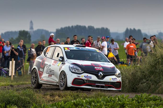 Slovenske barve na reliju zastopata tudi Aleks Humar in Florjan Rus z renault cliom R3T. "Reli bo zelo težak, saj gre za zelo hitre ceste, ki jih prekinjajo ostri ovinki. Zelo agresivno je treba krajšati ovinke, ob cesti so tudi globoki jarki. Veliko bo odvisno tudi od vremena. Dež vso umazanijo hitro spremeni v kup blata," pred današnjim popoldanskim začetkom relija pravi Humar. (foto: Josef Petru) | Foto: 