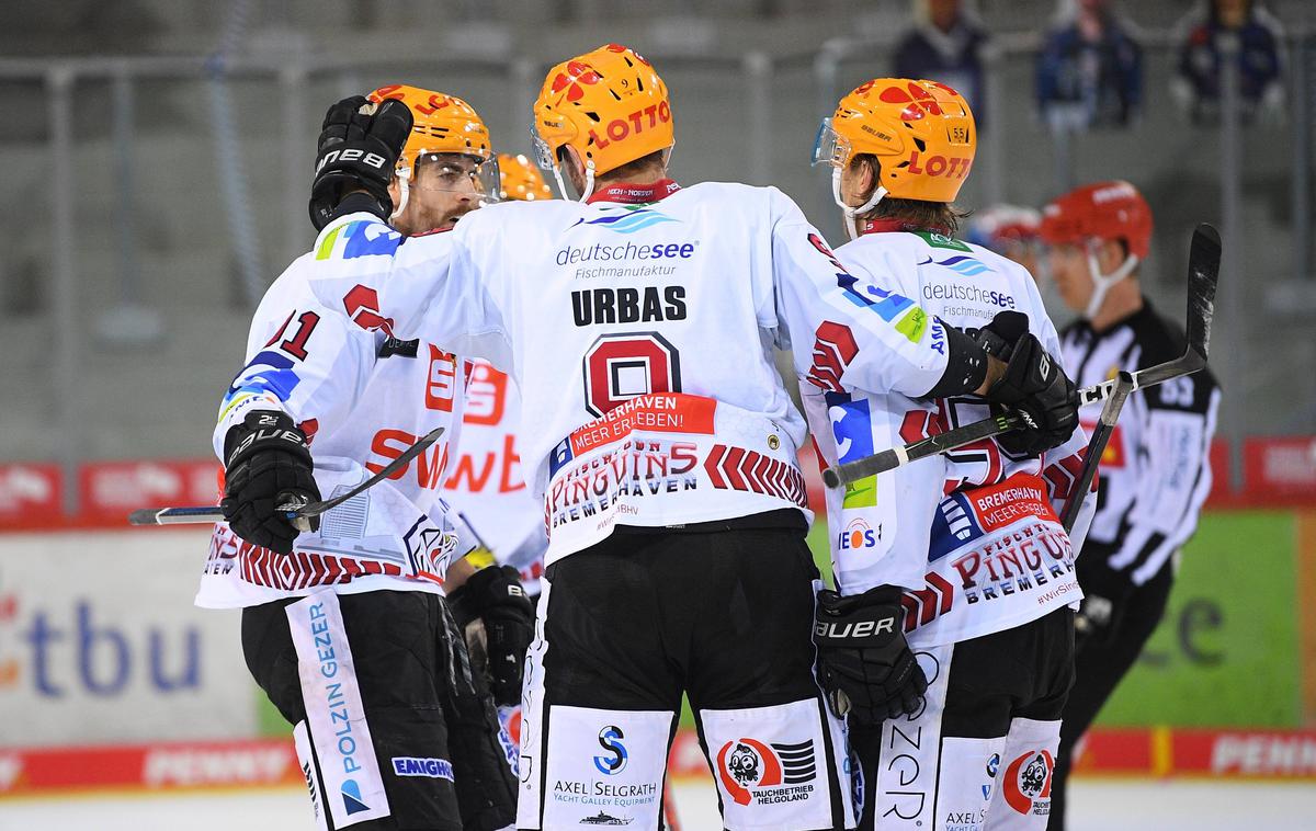 Jan Urbas Miha Verlič Žiga Jeglič | Miha Verlič, Jan Urbas in Žiga Jeglič so se z Bremerhavnom veselili zmage nad švedskim prvakom Växjö Lakers. Urbas je k zmagi nad klubom, za katerega je nekoč igral, prispeval gol, Verlič podajo.  | Foto Guliverimage