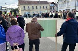 V Metliki s protestnim shodom proti krčenju nujne medicinske pomoči