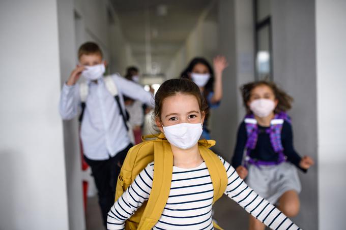 Na starših je, da otroke naučijo pravilnega nošenja in ravnanja z masko. | Foto: Getty Images