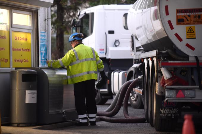 V Angliji primanjkuje voznikov cistern, za kar sta delno kriva tudi Brexit in z njim povezana politika. | Foto: Reuters