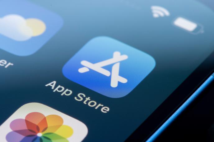 App Store, Apple | Iz Appla so danes sporočili, da bodo sistem spremenili. Po novem bodo razvijalci lahko svoje vsebine ponujali kjerkoli, ne le v trgovini App Store, vendar bodo morali prvo leto Applu nameniti pet odstotkov prihodkov iz tega naslova. | Foto Shutterstock