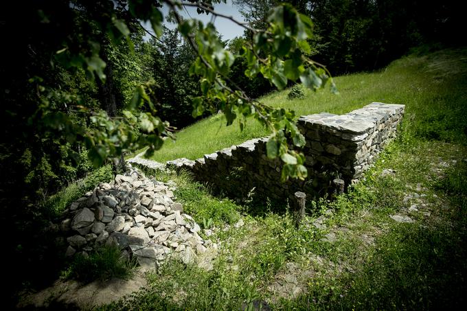 Ančnikovo gradišče, ki je ime dobilo po bližnjem kmetu, pa je posebej kraj, ki ima v verovanjih še danes svoje moči. Ljudje so tam videvali ognje in druge prikazni. Tamkajšnji prebivalci pa še danes ne bi tja odšli tja, ko se stemni. | Foto: Ana Kovač