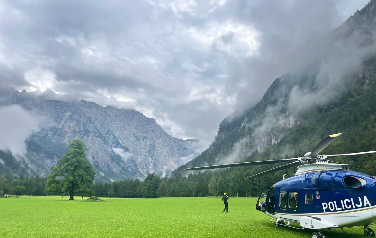 slovenska policija | V letošnji poletni sezoni je policijski helikopter v gore in na druge težko dostopne terene poletel že 78-krat, so poudarili na policiji. Največkrat na območje Julijskih Alp. "Opozarjamo na večjo previdnost in odgovornost, obvezno pa je treba upoštevati tudi vremensko napoved in se iz gora vrniti, še preden se razvijejo neurja," so pozvali na policiji.