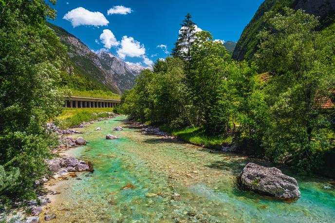 Kobarid | Po poročanju portala The Cinemaholic so produkcijsko ekipo v Sloveniji zanimali predvsem kraji, ki jih objemajo gore. | Foto Shutterstock