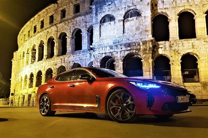 Stinger GT pred ostanki rimskega Koloseja v središču Pule. | Foto: Gregor Pavšič