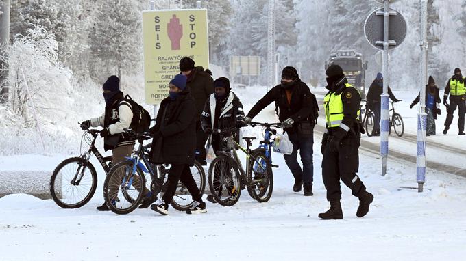 V zadnjih mesecih se Finska spopada s precej velikim številom migrantov iz neevropskih držav, ki nezakonito vstopajo na finsko ozemlje iz Rusije. Več kot očitno je, da Rusija križem rok opazuje gibanje migrantov skozi svoje ozemlje v smeri Finske. Finci imajo to početje za rusko hibridno vojno proti Finski, ker se je ta vključila v zvezo Nato. | Foto: Guliverimage