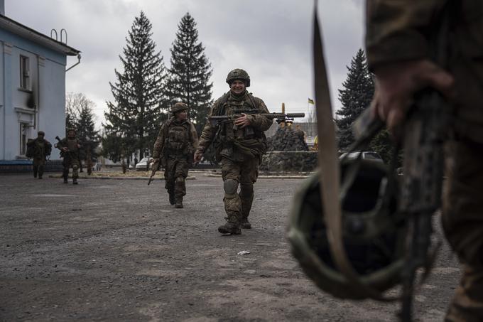 Po bitkah za Bahmut in Avdijivko nas verjetno kmalu čaka bitka za strateško pomembni Časiv Jar. Na fotografiji: ukrajinski vojaki v Časiv Jaru. | Foto: Guliverimage