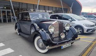 Slovenka na šoping s prestižnim rolls-royceom