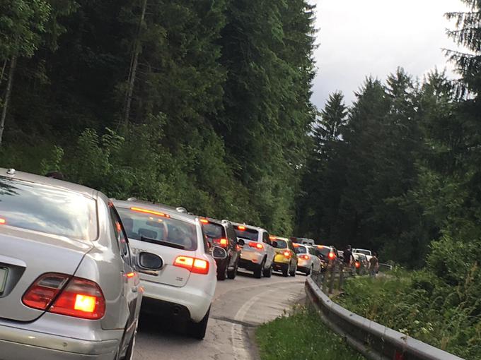 Lokalna cesta je bila več ur po včerajšnji nesreči povsem polna vozil, nam je povedal bralec. | Foto: 