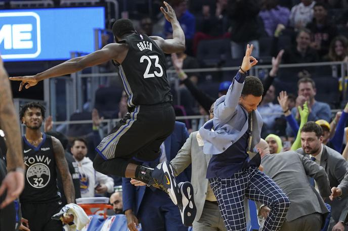 Golden State Warriors | Golden State Warriors so pred domačimi navijači presenetili Rakete iz Houstona (116:104). Veselje ob zmagi v taboru Bojevnikov, ki se letos otepajo s številnimi poškodbami, je bilo neizmerno.  | Foto Reuters