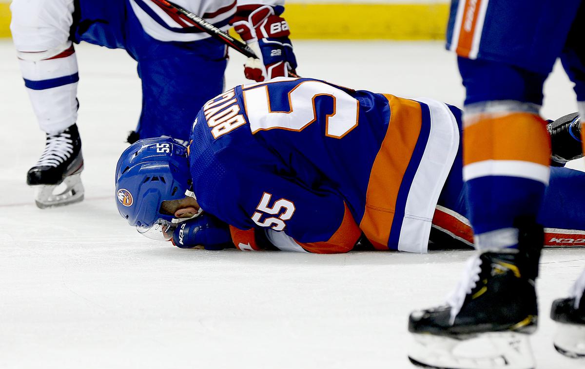 Johnny Boychuk | Johnny Boychuk je marca skupil težjo poškodbo, se nato septembra vrnil in zaigral v končnici lige NHL, konec novembra pa moral sprejeti težko odločitev in končati kariero. | Foto Reuters