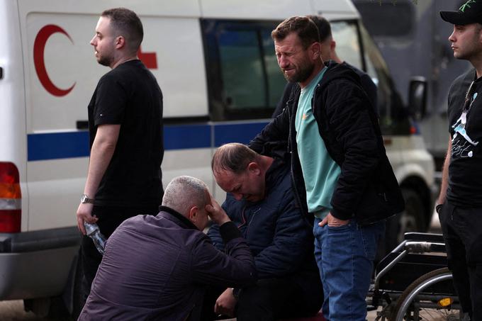 Starši ne dovolijo, da bi trupla otrok odpeljali v Skopje na obdukcijo. | Foto: Reuters