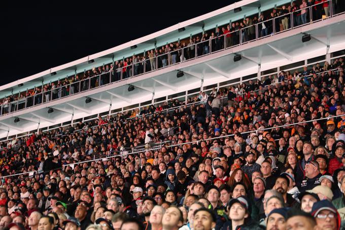 Organizator je sporočil, da si je v treh dneh dogodek ogledalo 315 tisoč navijačev, a v četrtek tribune niso bile polne niti na začetku treninga, tako da se številka ne zdi najbolj verodostojna. Vsak dan so lahko na tribune sprejeli največ 105 tisoč ljudi. | Foto: Reuters