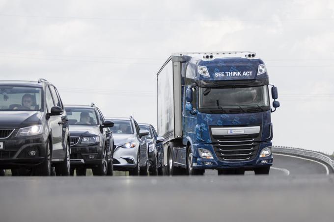 Če sistem prepozna nevarnost naleta, hitrost pa je previsoka, da bi se tovornjak zaustavil za vozilom, se naletu izogne s samodejnim zavijanjem stran.  | Foto: WABCO in ZF